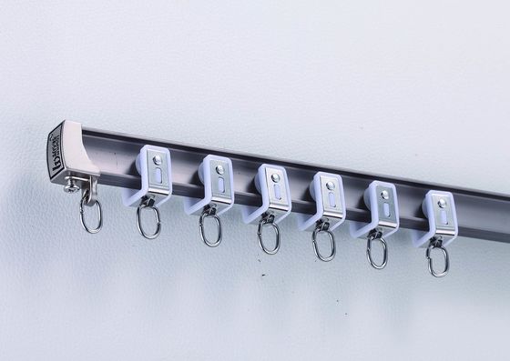 Ein guter Preis. Vorhang-Hochleistungsbahn Grey Colors 4.5m flexible Längen-10mm*25mm lärmfrei Im Internet